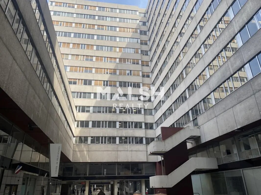 Office in Lyon to rent Building Photo- Image 1 of 12