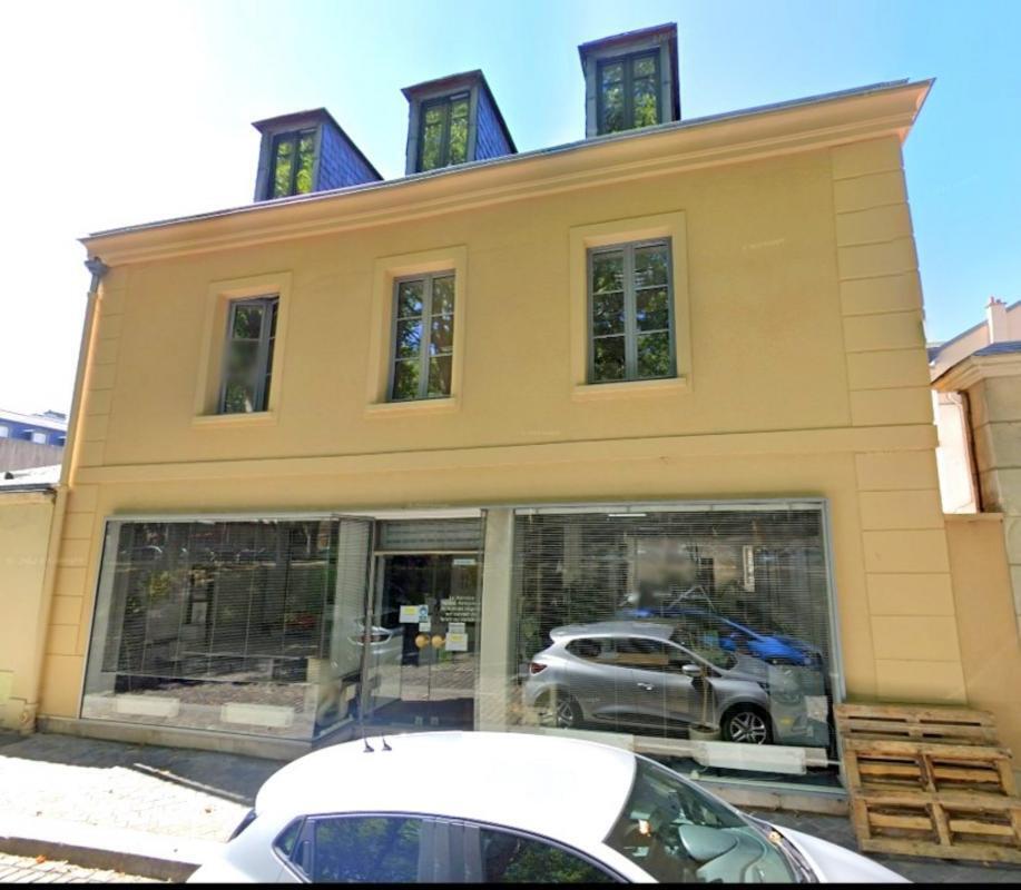 Office in Versailles to rent Building Photo- Image 1 of 13