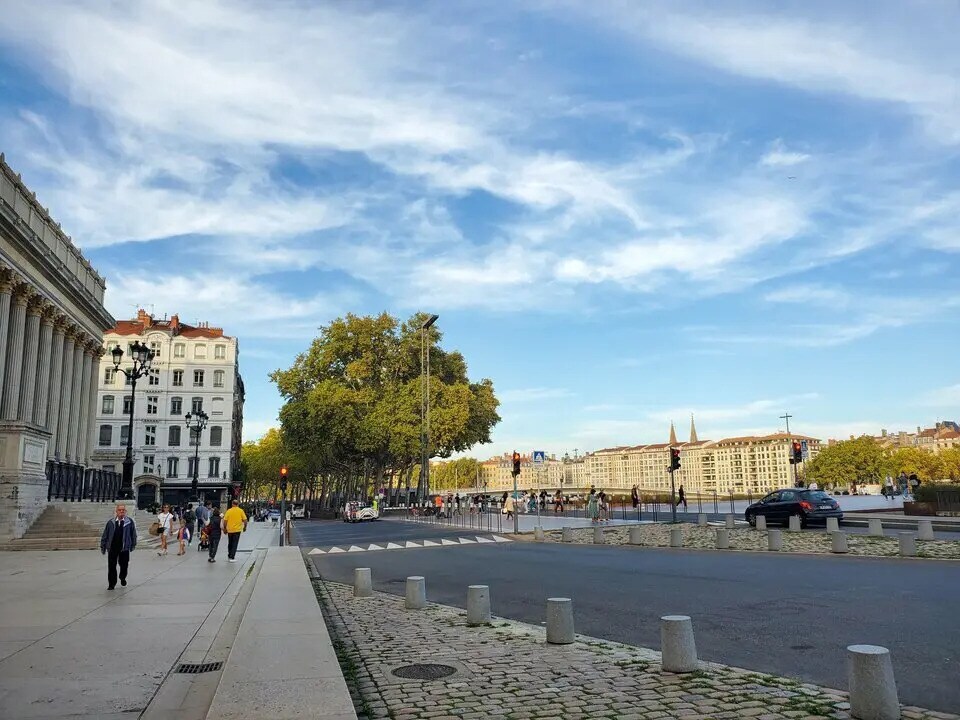 Retail in Lyon to rent Building Photo- Image 1 of 4