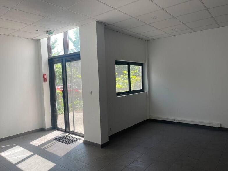 Industrial in Stains to rent - Building Photo - Image 3 of 10