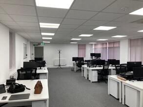 South Rd, Weybridge to rent Interior Photo- Image 1 of 3