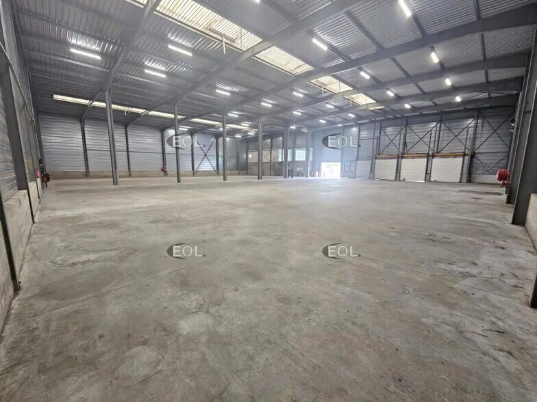 Industrial in Vitry-sur-Seine to rent - Building Photo - Image 2 of 17