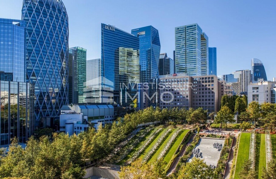 Office in Courbevoie La Defense to rent - Building Photo - Image 1 of 6