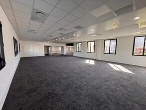Office in Vénissieux to rent Building Photo- Image 2 of 5