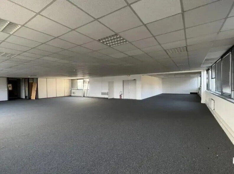 Office in Chilly-Mazarin to rent - Interior Photo - Image 2 of 5