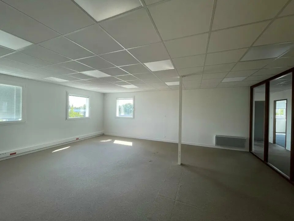 Location Bureaux 214 m² - Photo 1