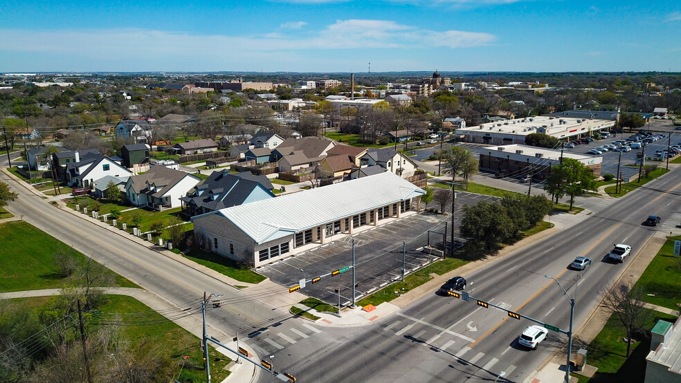 805 W University Ave, Georgetown, TX for rent - Building Photo - Image 2 of 6