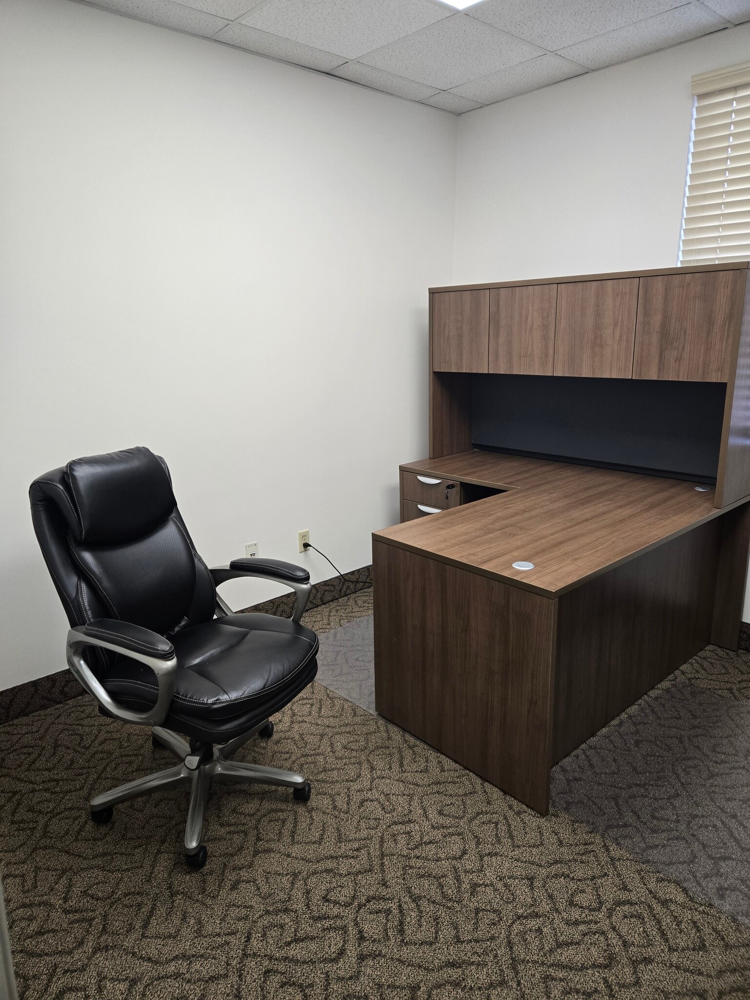 7815 101 Ave NW, Edmonton, AB to rent Interior Photo- Image 1 of 3