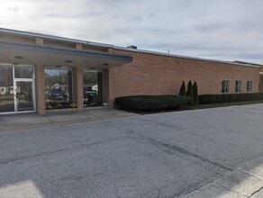 975-999 Lombardi Ave, Green Bay, WI for rent Building Photo- Image 2 of 9