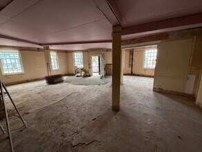 32 High St, Gerrards Cross to rent Interior Photo- Image 2 of 3