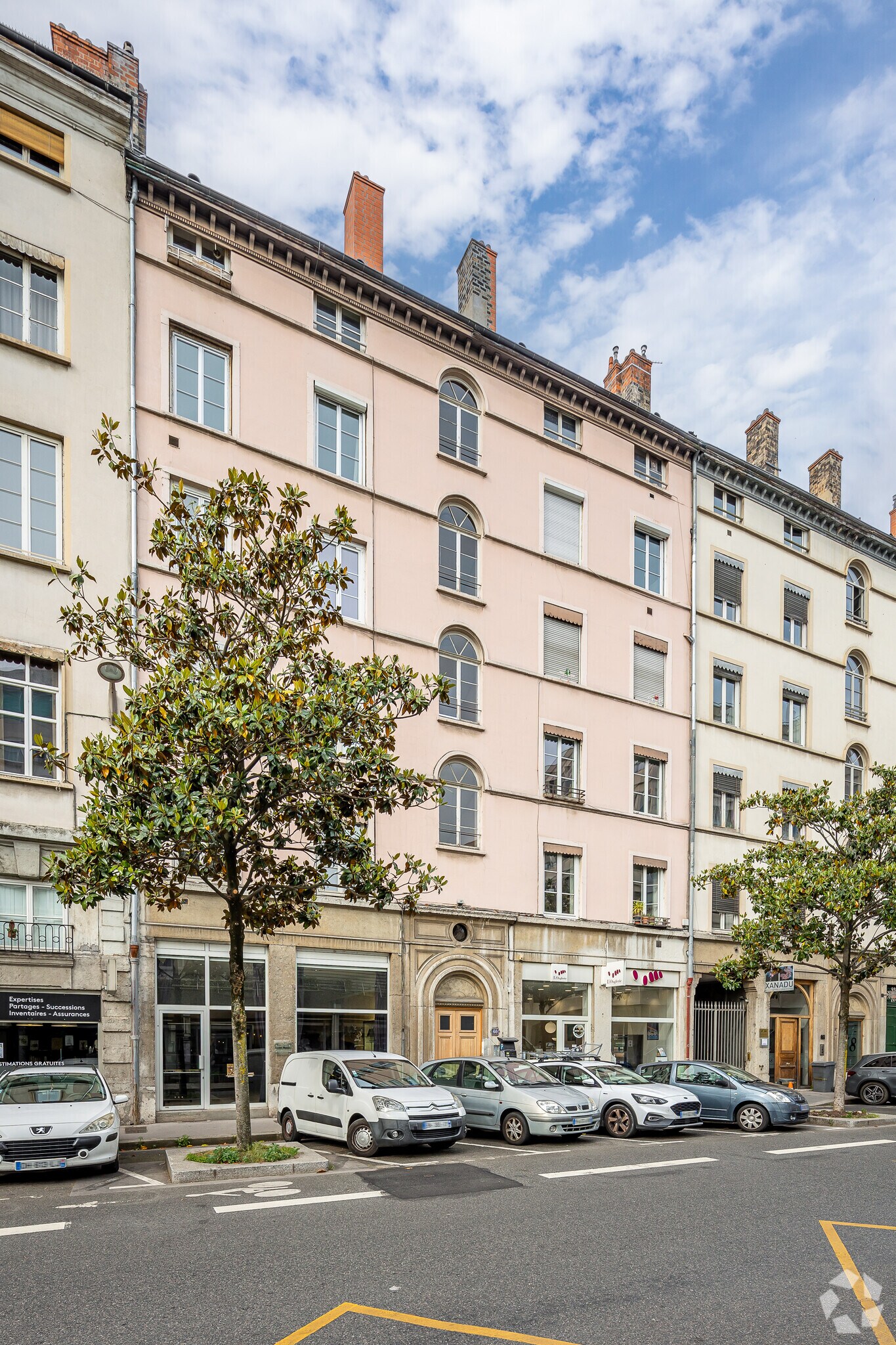 Retail in Lyon to rent Primary Photo- Image 1 of 2