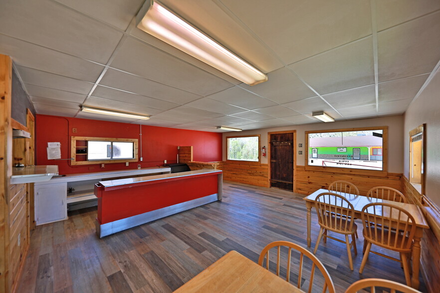 512 Byers Ave, Hot Sulphur Springs, CO for sale - Interior Photo - Image 3 of 30