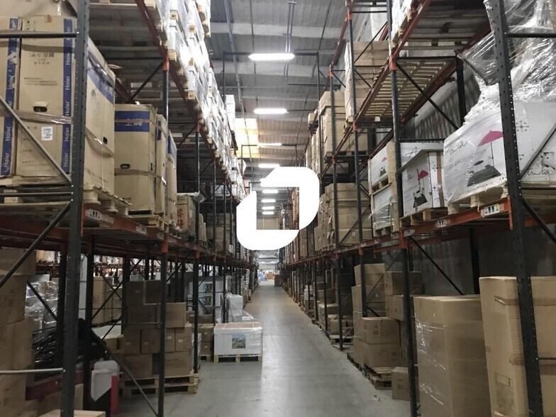 Industrial in Lognes to rent - Interior Photo - Image 2 of 8