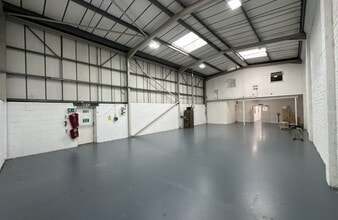 Hennock Rd E, Exeter to rent Interior Photo- Image 1 of 3