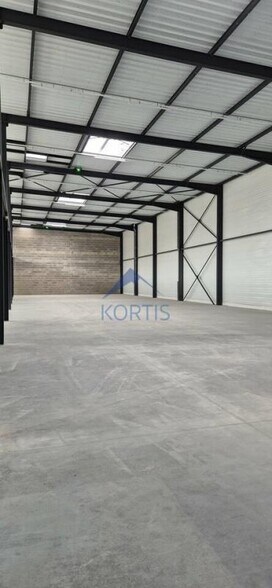 10 Rue De Bretagne, Saint-Quentin-Fallavier to rent - Interior Photo - Image 1 of 5