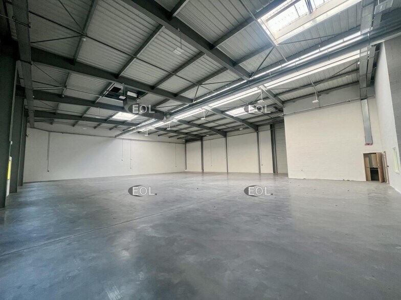 Light Industrial in Le Mesnil-Amelot to rent - Interior Photo - Image 2 of 16