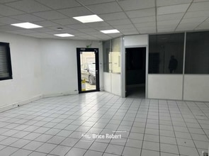 Light Industrial in Vaulx-en-Velin to rent Interior Photo- Image 2 of 4