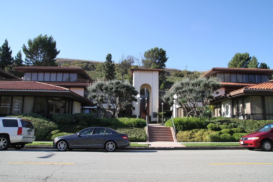 655 Deep Valley Dr, Rolling Hills Estates, CA for rent - Primary Photo - Image 1 of 4