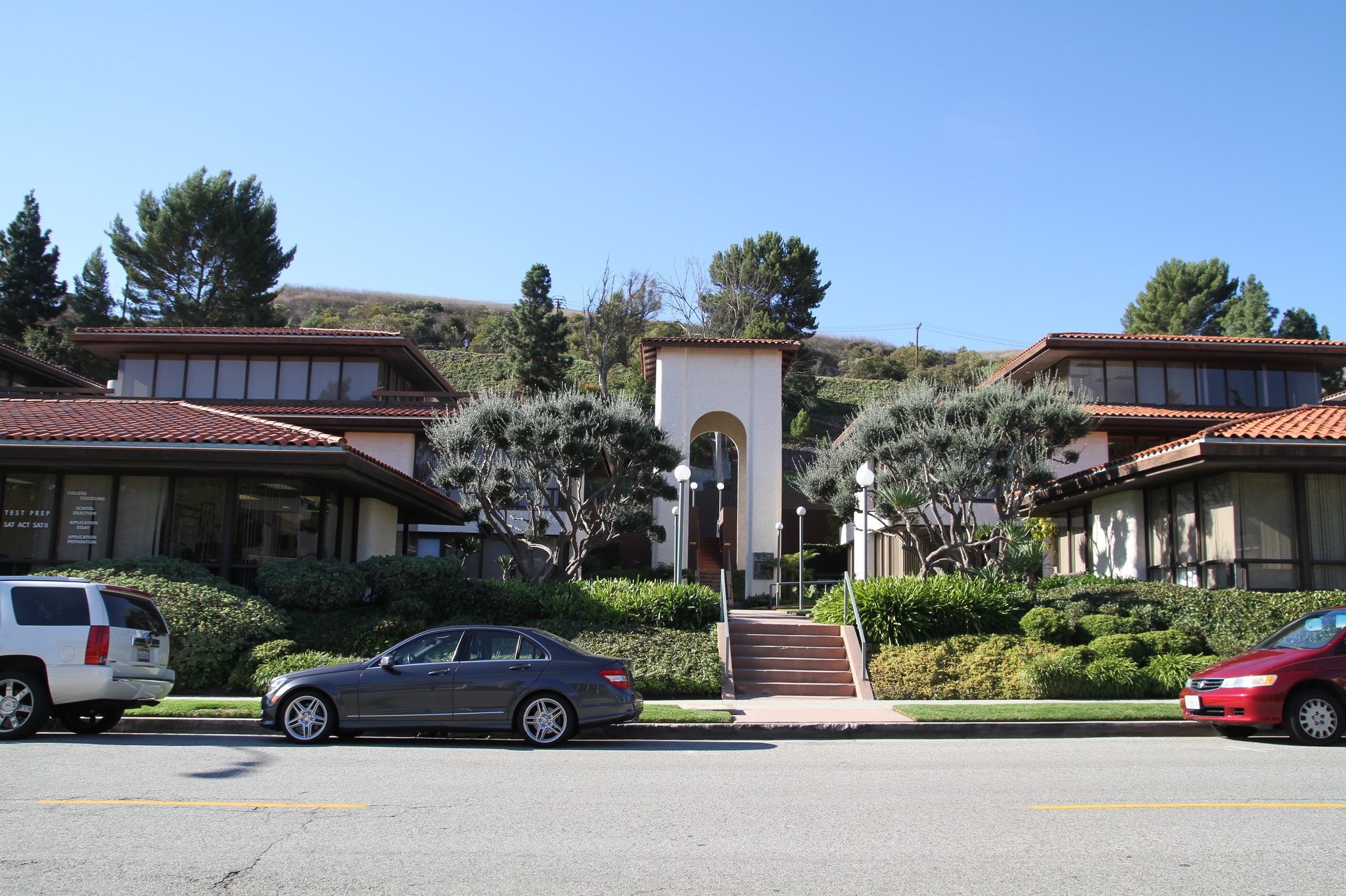 655 Deep Valley Dr, Rolling Hills Estates, CA for rent Primary Photo- Image 1 of 5