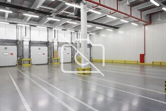 Industrial in Savigny-le-Temple to rent Interior Photo- Image 1 of 2