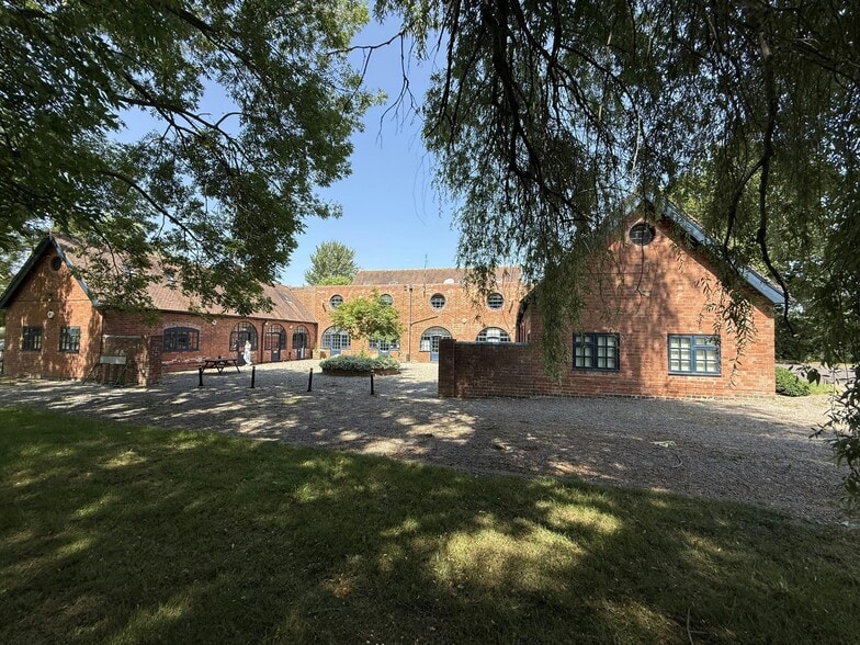 Dark Ln, Warwick to rent - Building Photo - Image 2 of 7