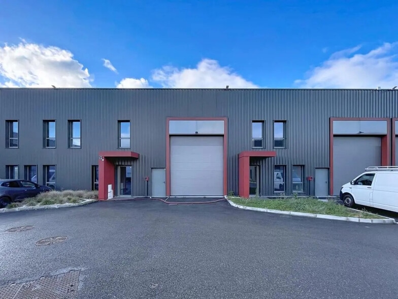 6 Rue D'Arsonval, Chassieu to rent - Building Photo - Image 1 of 10