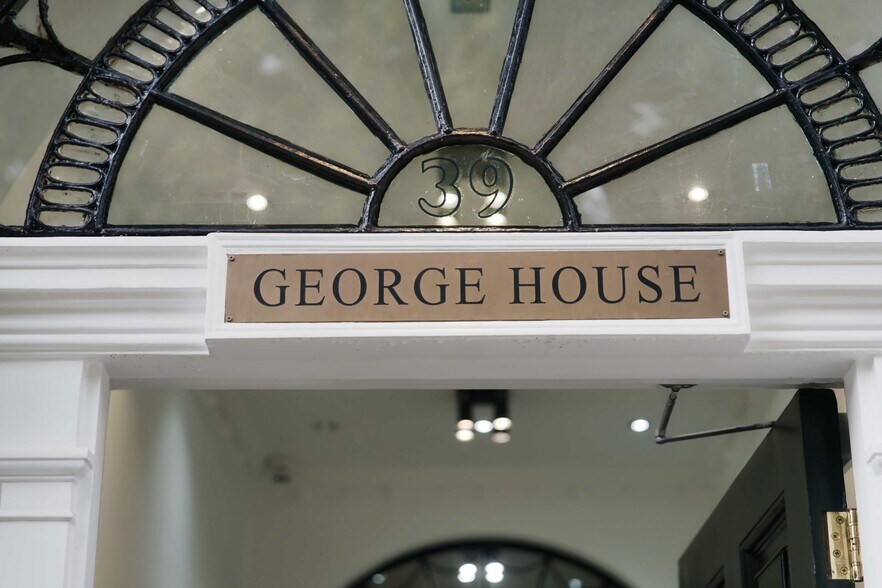 39 Fitzroy Sq, London to rent - Interior Photo - Image 1 of 10