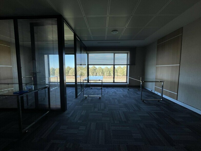 Office in Lieusaint to rent - Interior Photo - Image 3 of 6