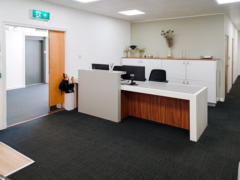 8 Deer Park Ave, Livingston to rent - Interior Photo - Image 2 of 10