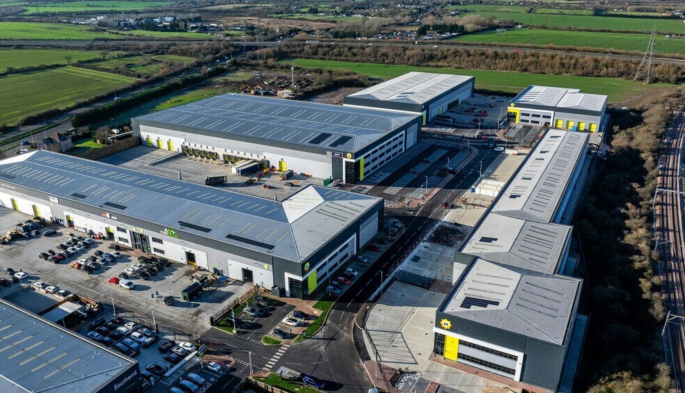 Chelmsford Rd, Rayleigh to rent - Building Photo - Image 3 of 10