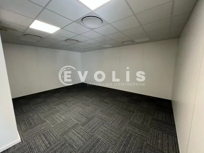 27 Chemin Des Peupliers, Dardilly to rent - Interior Photo - Image 2 of 23