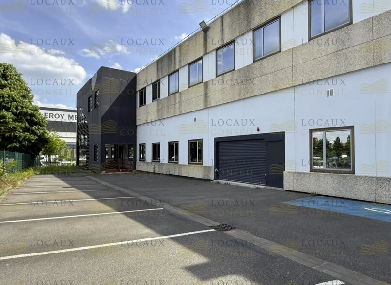 Light Industrial in Nanterre to rent - Building Photo - Image 3 of 4
