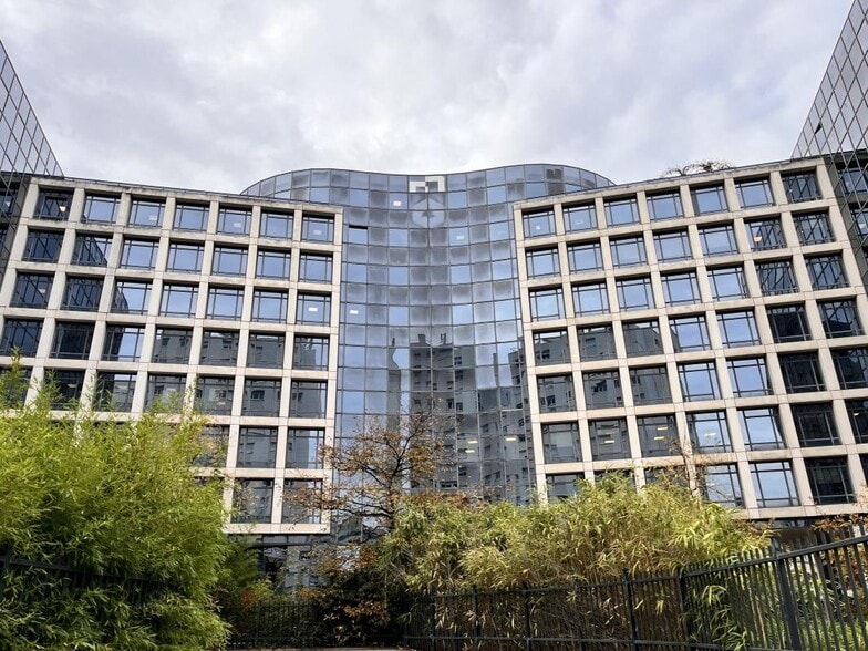 45 Rue Louis Blanc, Courbevoie to rent - Building Photo - Image 1 of 7