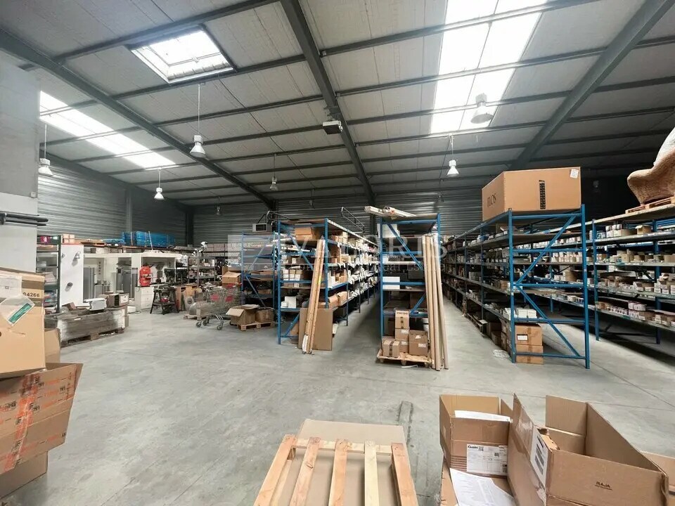 Light Industrial in Vaulx-en-Velin to rent Interior Photo- Image 1 of 9