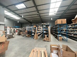 Light Industrial in Vaulx-en-Velin to rent Interior Photo- Image 1 of 9