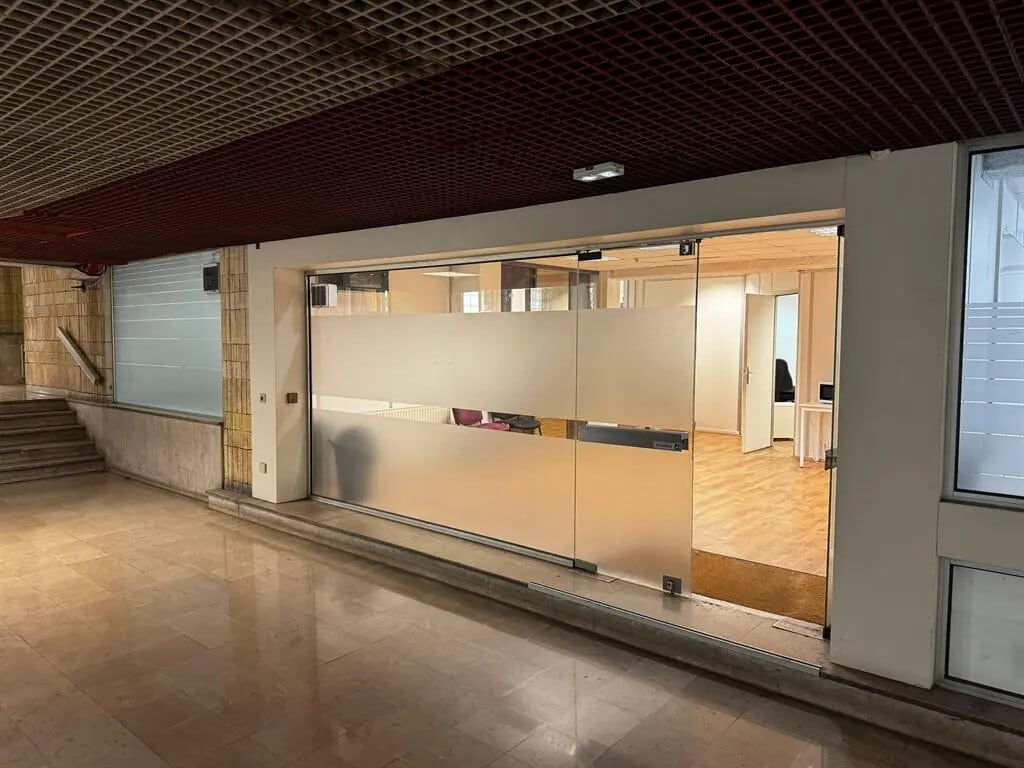 Location Commerce 215 m² - Photo 1