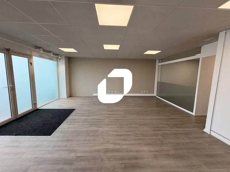 Office in VILLENAVE-D'ORNON to rent - Interior Photo - Image 3 of 6