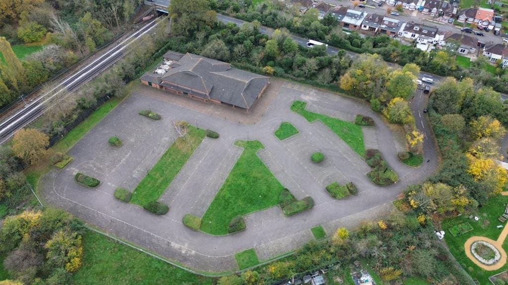 265 The Ridgeway, Harrow to rent Building Photo- Image 1 of 20