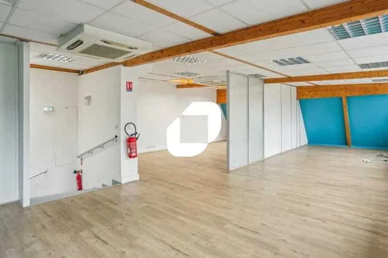 Office in Suresnes to rent Building Photo- Image 1 of 10