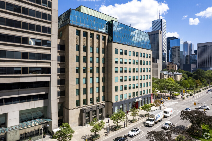 375 University Ave, Toronto, ON for rent - Building Photo - Image 2 of 7