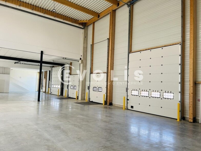 Light Industrial in Moissy-Cramayel to rent - Interior Photo - Image 2 of 6