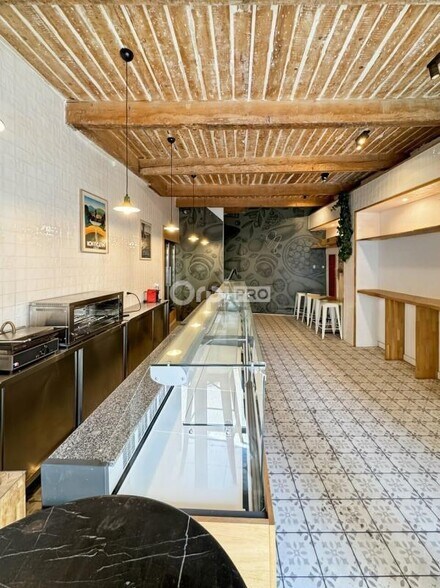 Retail in Marseille to rent - Interior Photo - Image 2 of 5