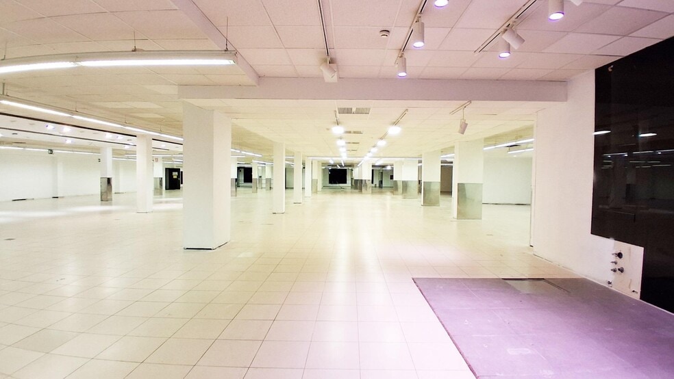 Retail in Salamanca, Salamanca to rent - Building Photo - Image 2 of 45