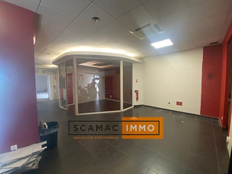 Retail in Marseille to rent - Interior Photo - Image 2 of 6