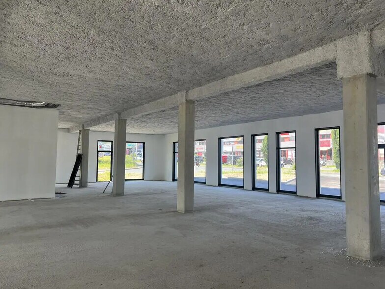 Retail in Anglet to rent - Interior Photo - Image 2 of 3