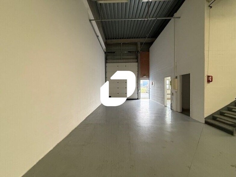 Light Industrial in Chambly to rent - Interior Photo - Image 3 of 6