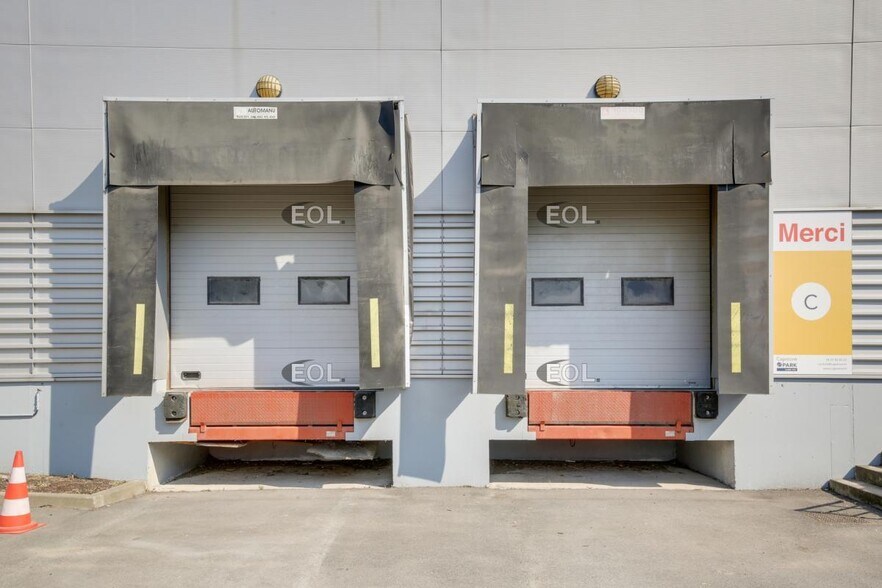 Industrial in Ivry-sur-Seine to rent - Building Photo - Image 2 of 2