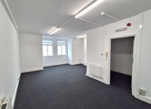 47-48 South Molton St, London to rent Interior Photo- Image 1 of 2