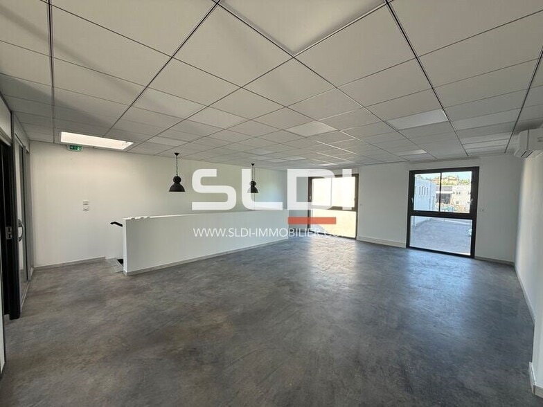 Light Industrial in Saint-Laurent-de-Mure for sale - Interior Photo - Image 2 of 12
