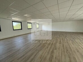 Office in Limonest to rent Interior Photo- Image 1 of 3